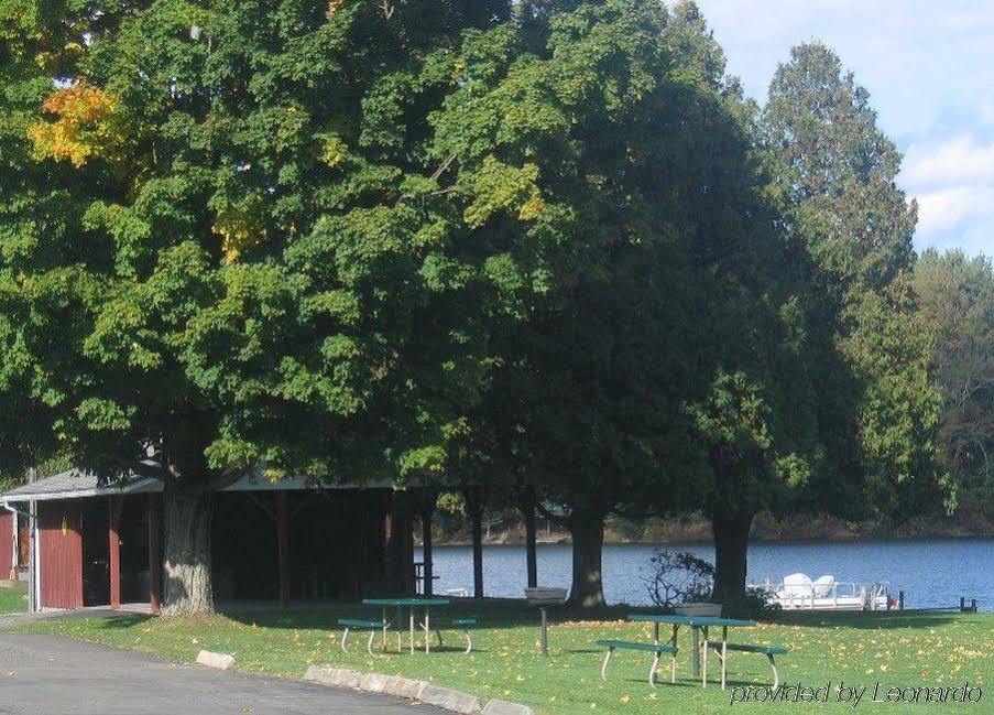 Red Carpet Inn On The Lake - Oneonta Einrichtungen foto
